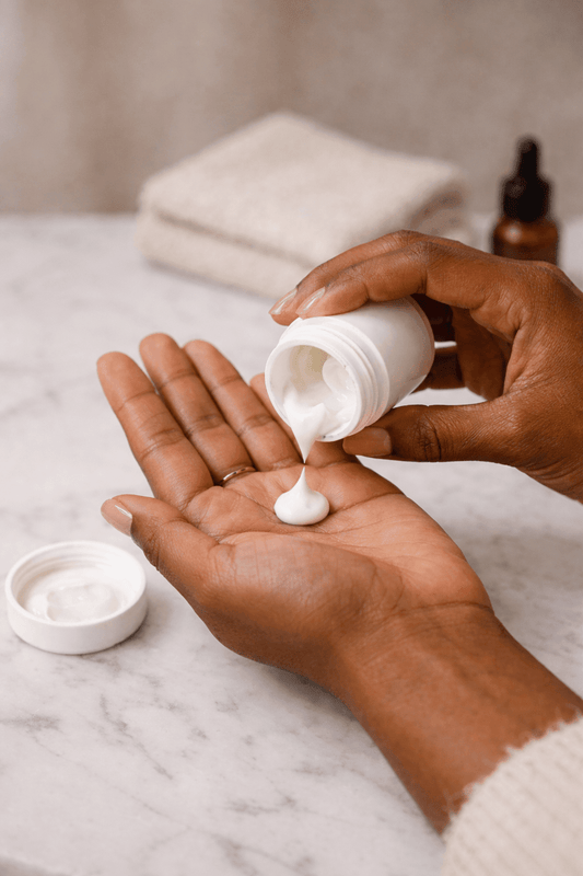 Pourquoi les huiles et les crèmes donnent l’illusion d’hydrater les cheveux - Les soins Bellafro