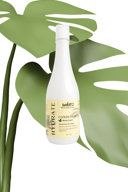 Bouteille de Twelve12 Après-shampoing Menthe avec hydratation, sur fond de feuilles vertes