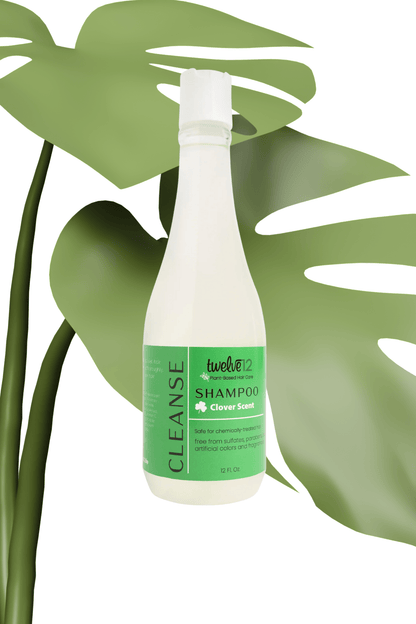 Bouteille de shampoing clarifiant trèfle de Les soins Bellafro avec étiquette verte sur fond blanc